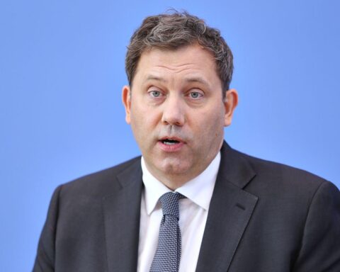 Lars Klingbeil diskutiert Finanzpolitik, während Kritiker den Haushalt als unzureichend bewerten.