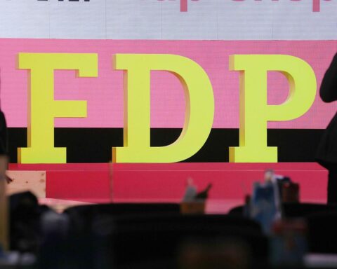 FDP-Parteitag mit Wolfgang Kubicki, der für Durchstarten statt Neuanfang plädiert.