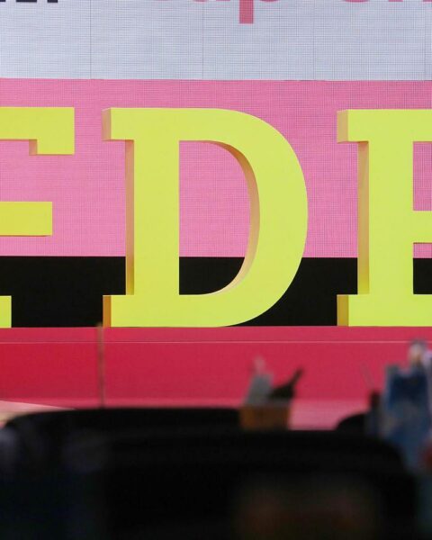 FDP-Parteitag mit Wolfgang Kubicki, der für Durchstarten statt Neuanfang plädiert.