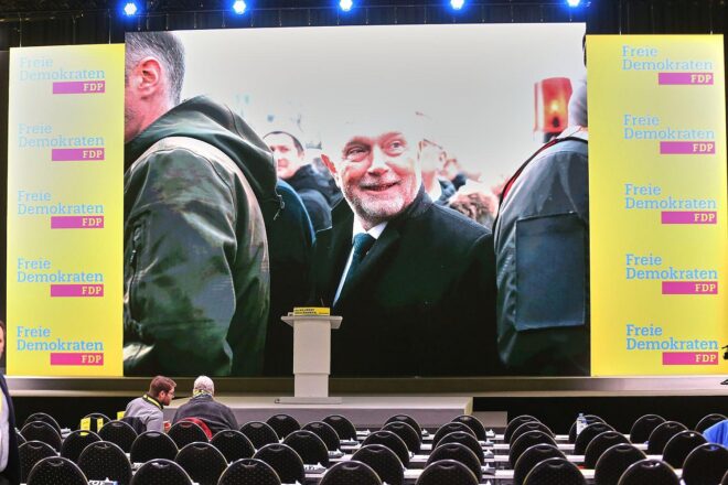 Wolfgang Kubicki spricht auf FDP-Parteitag über Parteizukunft und Wahlerfolge.