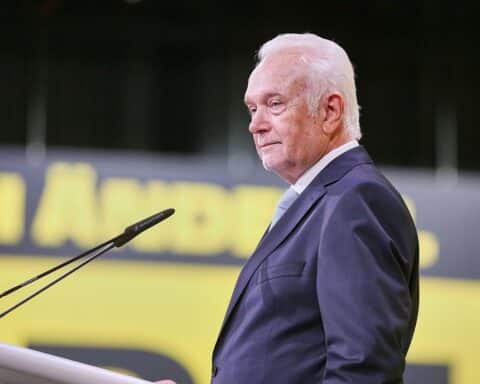 Wolfgang Kubicki mit Team, symbolisiert politischen Neustart und zukünftige Ausrichtung der FDP.