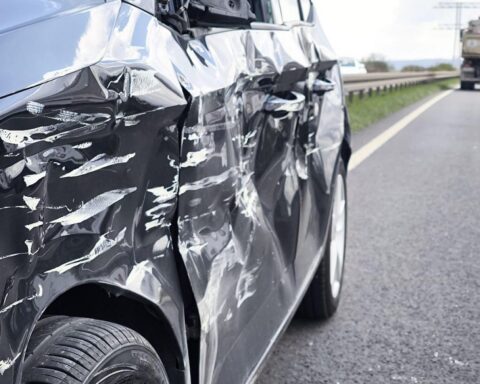 Schwerer Verkehrsunfall: LKW kollidiert mit Pkw, Fahrer schwer verletzt, Drogeneinfluss festgestellt.