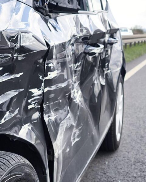 Schwerer Verkehrsunfall: LKW kollidiert mit Pkw, Fahrer schwer verletzt, Drogeneinfluss festgestellt.