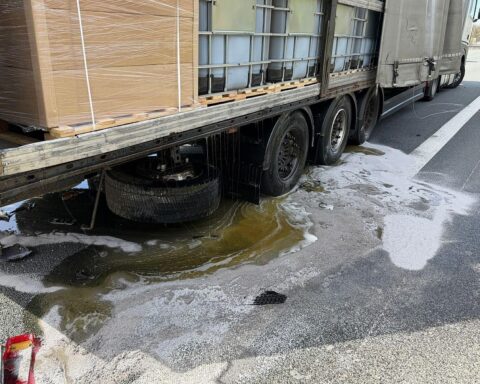 Zwei Lastwagenunfall auf Autobahn, Feuerwehr im Einsatz, zähe Flüssigkeit läuft aus.