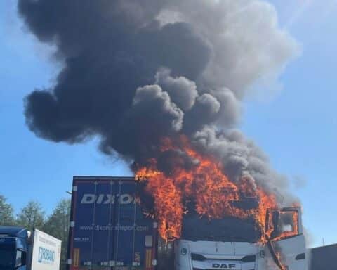 Brennender LKW am Autohof in Ramstein-Miesenbach, Feuerwehr löscht, Fahrer verletzt.