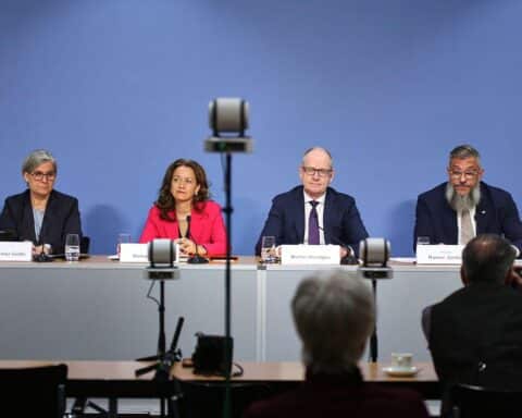 Zahnärzte präsentieren Verbesserungen in der Mundgesundheit durch Prävention und frühzeitige Diagnostik.