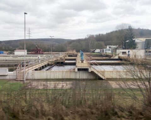 Kläranlage mit moderner Technik zur Abwasserbehandlung und Wasseraufbereitung in Baden-Württemberg.