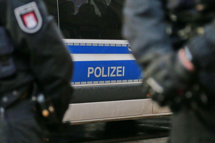 Gerichtssaal mit Richtern, Angeklagtem und Anwälten; symbolisiert den Prozess wegen schwerer Verbrechen.