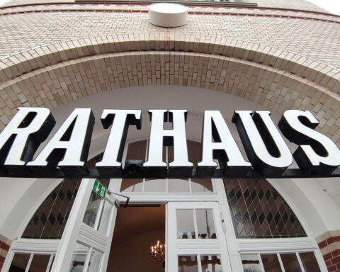 Rathaus mit symbolischem Geldbetrag, um dringenden Finanzbedarf der Kommunen darzustellen.