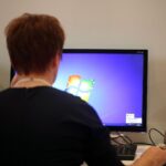 Homeoffice-Setup mit Laptop, Tasse Kaffee und inspirierendem Arbeitsplatz für flexible Arbeit.