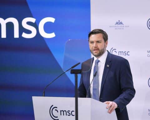 JD Vance diskutiert gescheiterte Iran-Gespräche, sucht klaren Atomwaffen-Verzicht.