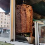 Karl Lauterbach diskutiert Fleischkonsum und Demenzrisiko, vor Dönerbude, gesundheitliche Impulse.