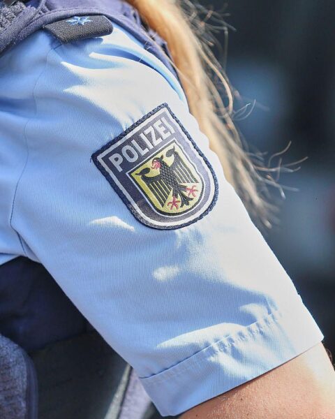 Ein ICE-Zug mit einem Trittbrettfahrer zwischen zwei Waggons, Gefahr und Rettungssituation sichtbar.