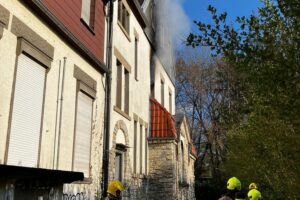 Brand in leerstehendem Gebäude, Feuerwehr im Einsatz mit Rauch und Flammen sichtbar.
