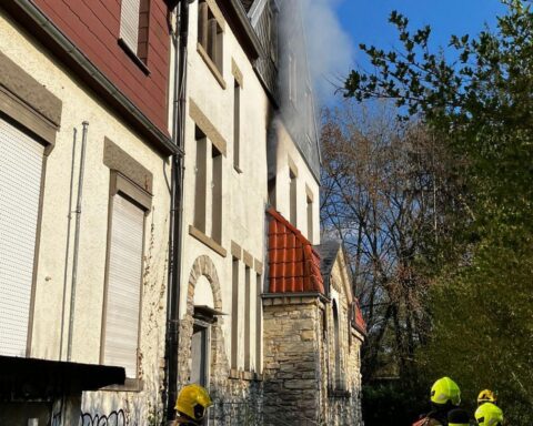 Brand in leerstehendem Gebäude, Feuerwehr im Einsatz mit Rauch und Flammen sichtbar.