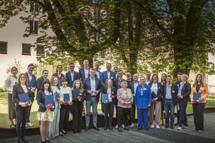 Markus Blume mit ausgezeichneten Lehrkräften und Hochschulpräsidenten beim Bayerischen Tag für gute Lehre.