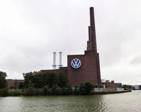 Volkswagen-Werk in Wolfsburg, Ministerpräsident Lies spricht über Zusammenarbeit mit chinesischen Autobauern.