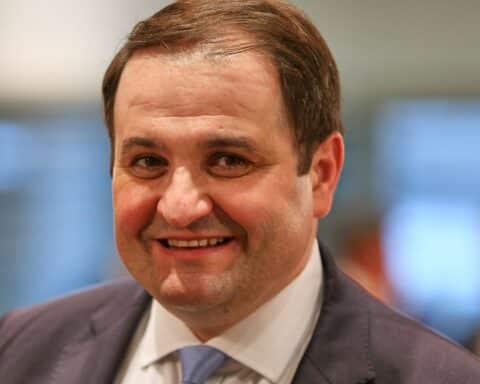 Nathanael Liminski warnt vor AfD-Zusammenarbeit, kritisiert Trump und betont christliche Werte.