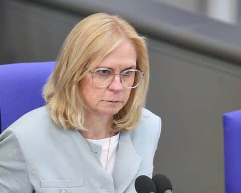 Andrea Lindholz fordert Umstieg auf Wire für sichere Kommunikation im Bundestag.