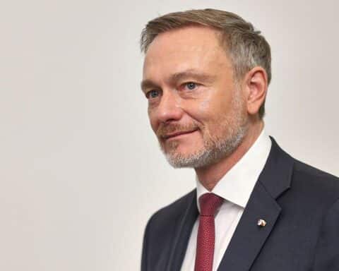 Christian Lindner beim FDP-Bundesparteitag, diskutiert Zukunft der Partei und mögliche Kooperationen.