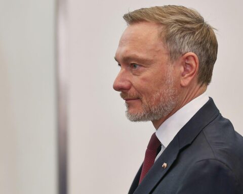 Christian Lindner kritisiert hohe Spritpreise und Regierungsmaßnahmen zur finanziellen Entlastung.