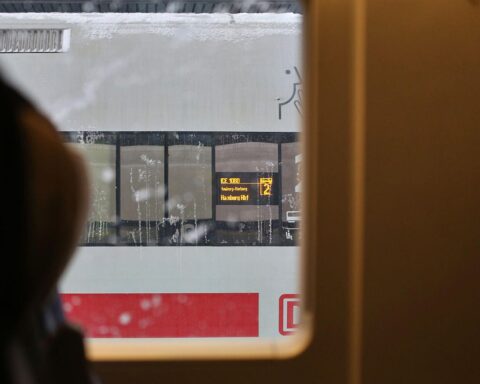 ICE-Zug hält an einer Station, symbolisiert die Forderung nach verbesserter Bahnanbindung in Sachsen-Anhalt.