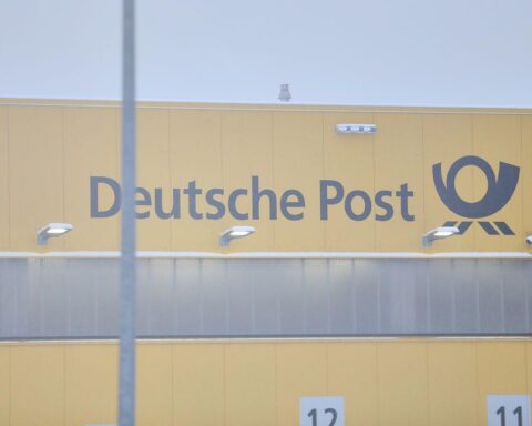 Bild mit Postfiliale, geschlossenen Schildern und besorgten älteren Menschen in Sachsen-Anhalt.