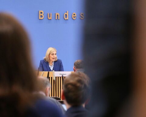 Kritiker der Gesundheitsreform: Warken, Gürpinar und Dahmen diskutieren steigende Beiträge und Versorgungsschwächen.