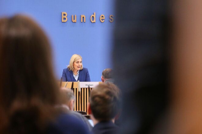 Kritiker der Gesundheitsreform: Warken, Gürpinar und Dahmen diskutieren steigende Beiträge und Versorgungsschwächen.