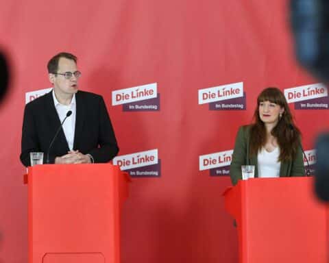 Sören Pellmann und Heidi Reichinnek protestieren gegen Diätenerhöhung für Bundestagsabgeordnete in Berlin.
