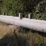 Fernwärmeleitung mit visueller Darstellung des Übergangs von Kohle zu Gasenergie.