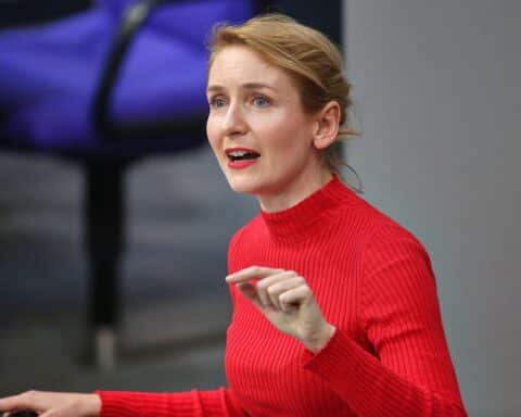 Ines Schwerdtner fordert Neuwahlen und kritisiert die zerstrittene Bundesregierung in Berlin.