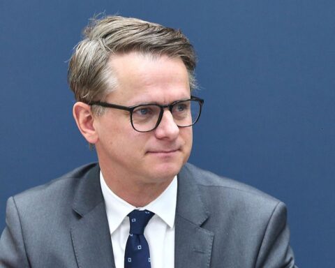 Carsten Linnemann diskutiert Steuerreform, um Arbeitnehmer und Unternehmen finanziell zu entlasten.