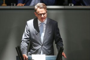Carsten Linnemann präsentiert drei Punkte zur wirtschaftlichen Entlastung für Unternehmen in Deutschland.
