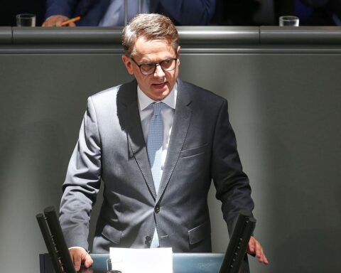 Carsten Linnemann präsentiert drei Punkte zur wirtschaftlichen Entlastung für Unternehmen in Deutschland.