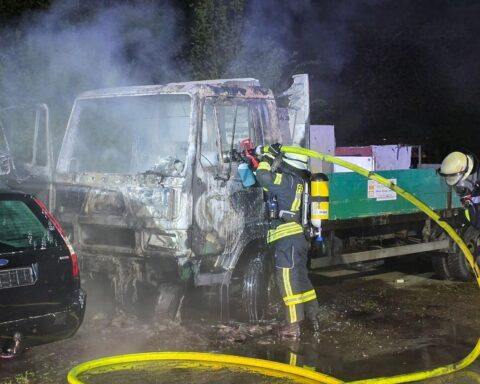Brennender Lastwagen, Feuerwehr im Einsatz, Nachtaufnahme, Einsatzkräfte löschen Feuer in Celle.