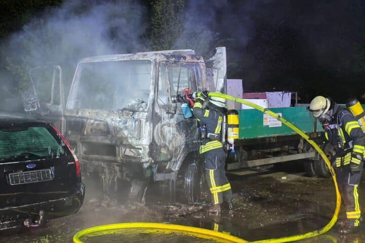 Brennender Lastwagen, Feuerwehr im Einsatz, Nachtaufnahme, Einsatzkräfte löschen Feuer in Celle.