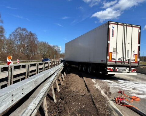 Lkw-Unfall auf A1: Feuerwehr dämmt auslaufenden Diesel, Einsatzfahrzeuge und Verkehrsbehinderungen sichtbar.