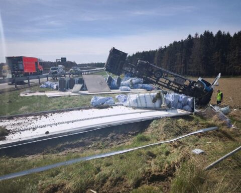 Schwerer Lkw-Unfall auf Autobahn 9, Fahrzeug kippt um, Fahrer verletzt, Stau entsteht.