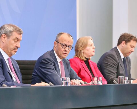 Politiker diskutieren Energiesteuersenkung, während kritische Stimmen zur späten Umsetzung laut werden.