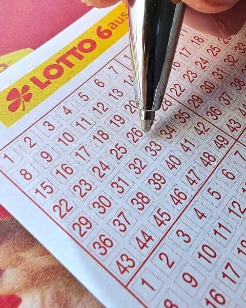 Lotto-Spielschein mit Zahlen und Jackpot von 6 Millionen Euro für "6 aus 49".