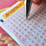 Lotto-Spielschein mit aktuellen Zahlen und Jackpot-Hinweis für "6 aus 49" Lotterie.