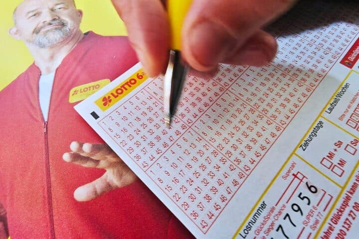 Lotto-Spielschein mit Zahlen 3, 17, 25, 28, 40, 42 und Superzahl 0.