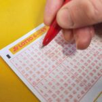 Lotto-Spielschein mit Zahlen und Jackpot-Informationen für 6 aus 49 und Spiel77.