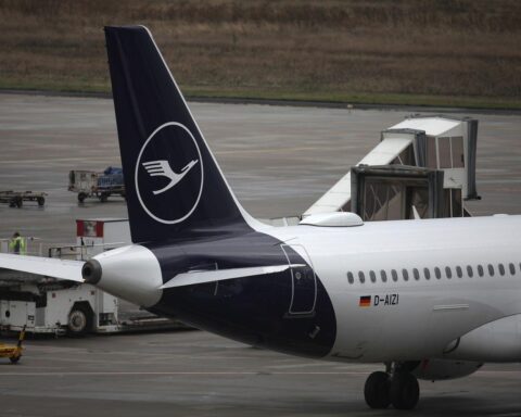 Lufthansa-Maschine am Flughafen, betroffen von Streiks und temporärer Betriebsstilllegung der Cityline.