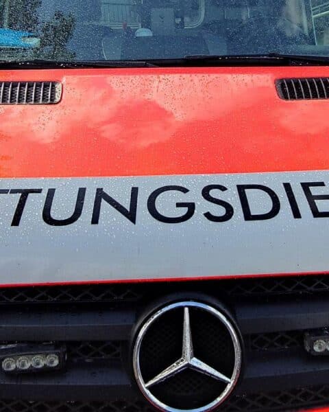 Ein Rettungshelikopter mit Verletzten nach Grillunfall, Feuerwehr und Polizei im Einsatz.