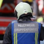Feuerwehr löscht Kellerbrand, verletzter Mann wird behandelt, Rauch evakuiert Bewohner.