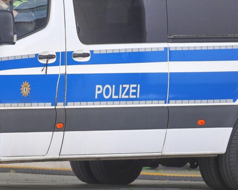Ein Polizeiauto vor einer Wohnung, die mit einem Tötungsdelikt in Frankfurt verbunden ist.