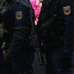 Bundespolizisten beim Festnehmen eines Mannes am Erfurter Hauptbahnhof wegen Haftbefehlen.