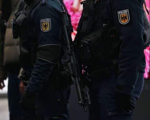 Bundespolizisten beim Festnehmen eines Mannes am Erfurter Hauptbahnhof wegen Haftbefehlen.